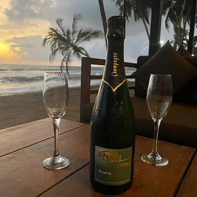 verres de champagne au bor de mer